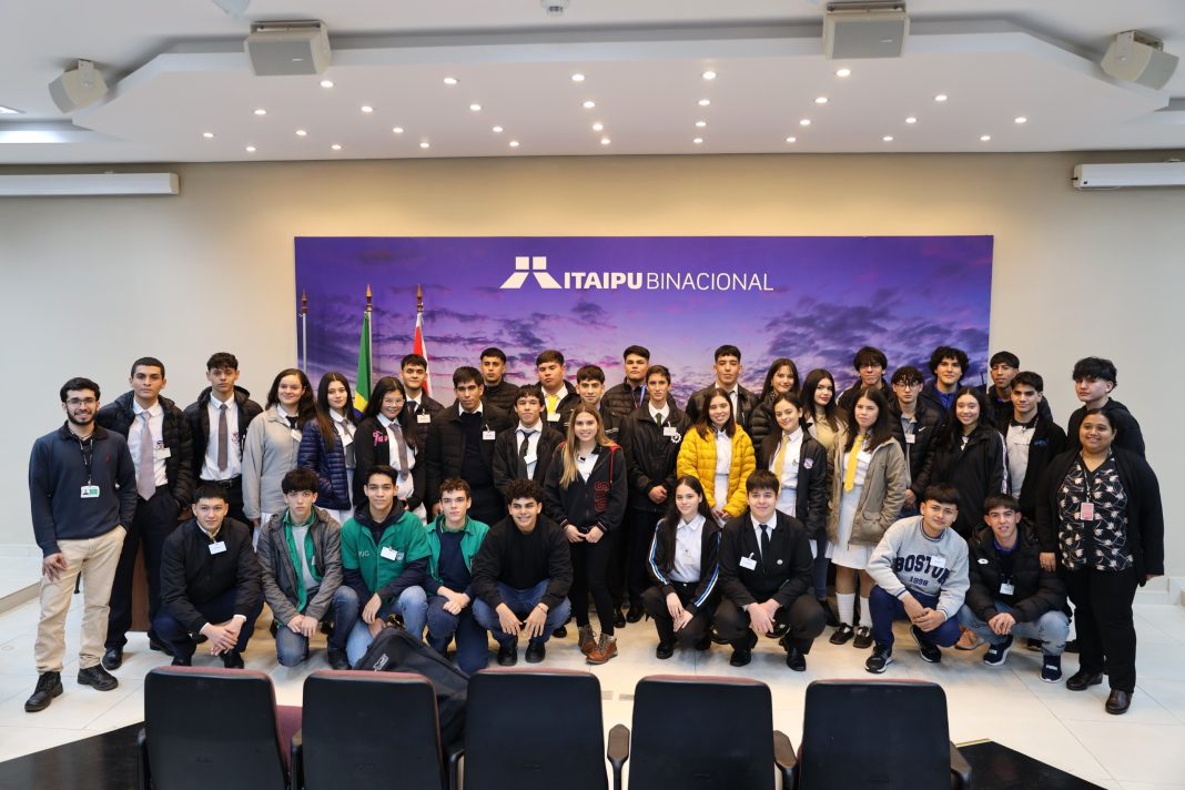 Estudiantes en Itaipu